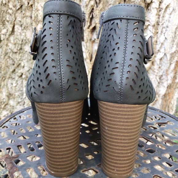 XOXO Birkita* (7M) WOMEN’S Heel Peep toe ankle boots, cutout style, Pre -owned. - Picture 6 of 7